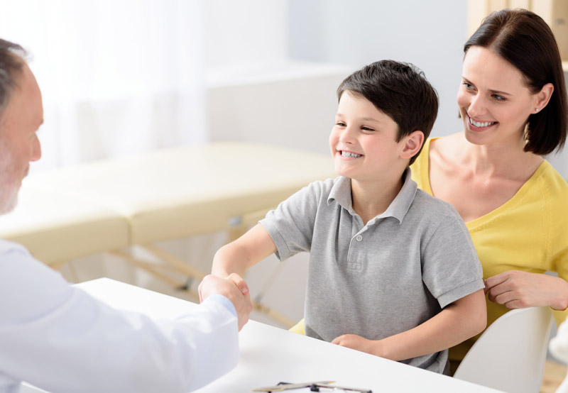 Child-patient-shaking-hads-of-vesicoureteral-reflux-specialist