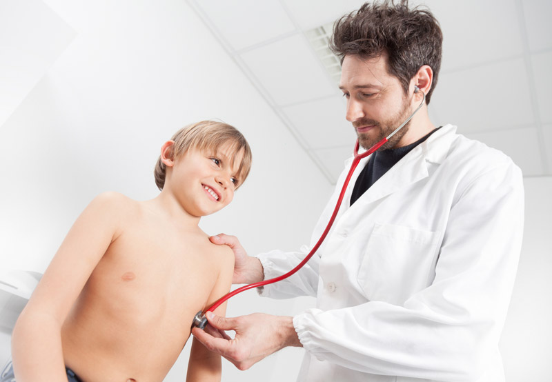 Doctor-examining-child-for-vesicoureteral-reflux