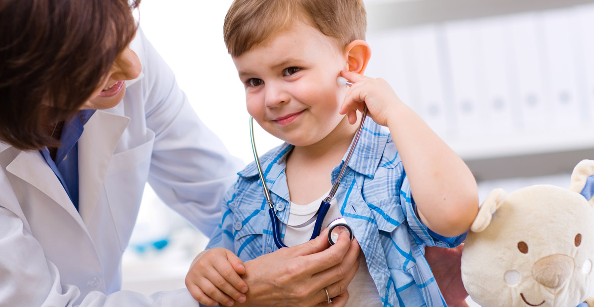 Specialist-examining-happy-child-for-vesicoureteral-reflux